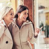 Auch mit einer Belohnung für getane Arbeit können Sie sich motivieren. Vielleicht gönnen Sie sich nach dem Ausmisten einen Shopping-Trip mit der besten Freundin? Aber übertreiben Sie es nicht gleich – schließlich wollen Sie den neu gewonnenen Platz ja nicht gleich wieder vollstopfen.