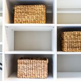 Aber keine Angst, "weg" bedeutet nicht zwingend, dass diese Dinge in der Mülltonne landen. Mithilfe von Kisten geht das Aussortieren wesentlich leichter. Stellen Sie mehrere davon bereit, die wie folgt aufgeteilt sein sollten ...