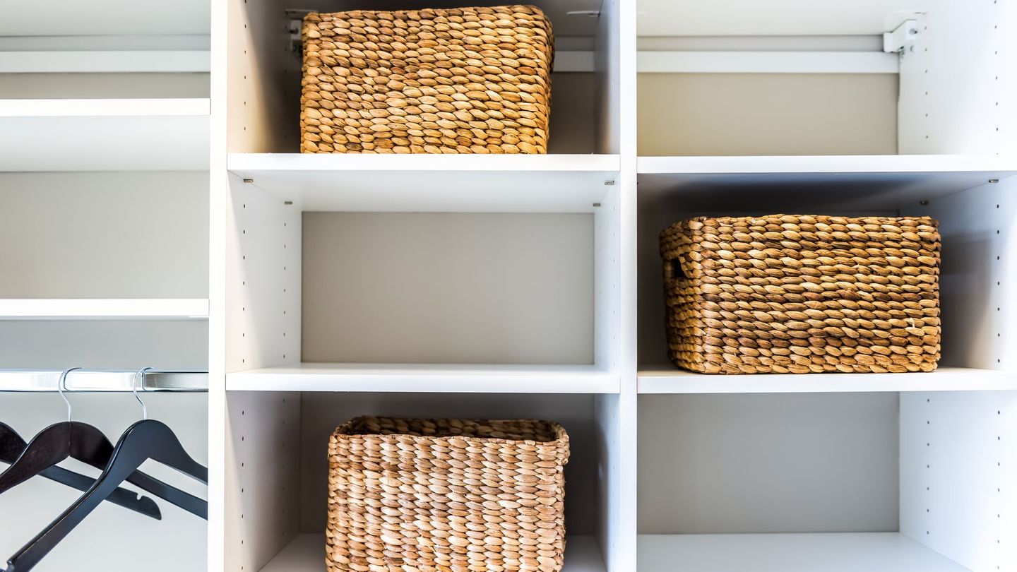 Aber keine Angst, "weg" bedeutet nicht zwingend, dass diese Dinge in der Mülltonne landen. Mithilfe von Kisten geht das Aussortieren wesentlich leichter. Stellen Sie mehrere davon bereit, die wie folgt aufgeteilt sein sollten ...