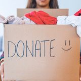 Die erste Kiste ist für Schätze bestimmt. Das sind Dinge, die für Sie einen emotionalen Wert haben. Weitere Kisten sind bestimmt für Dinge, die entsorgt werden müssen, Dinge, die noch verkauft oder verschenkt werden können sowie eine für Dinge, die einen neuen Platz in Ihrer Wohnung bekommen sollen. Sehr wichtig ist außerdem eine Kiste für Gegenstände, die noch eine Schonfrist bekommen sollen ...