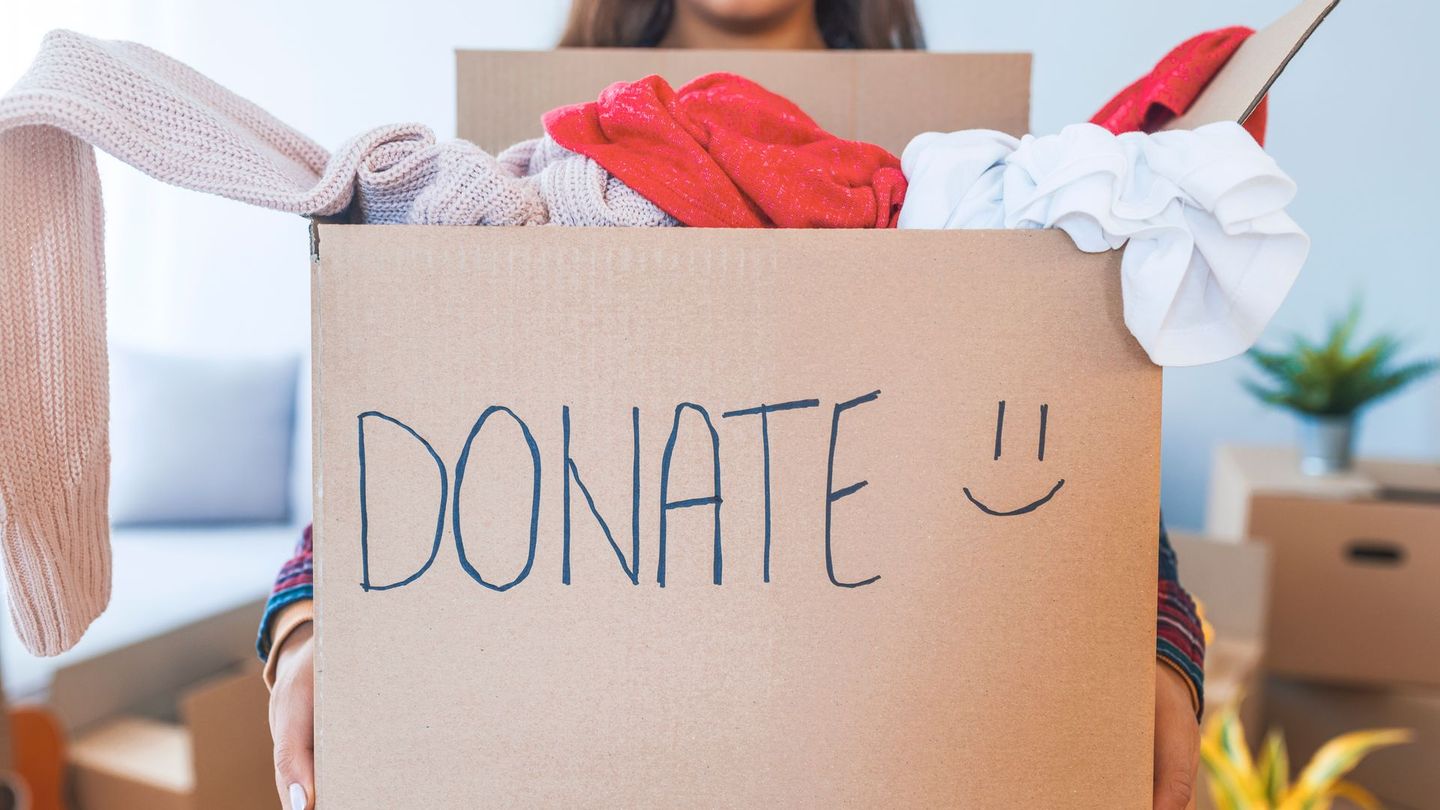 Die erste Kiste ist für Schätze bestimmt. Das sind Dinge, die für Sie einen emotionalen Wert haben. Weitere Kisten sind bestimmt für Dinge, die entsorgt werden müssen, Dinge, die noch verkauft oder verschenkt werden können sowie eine für Dinge, die einen neuen Platz in Ihrer Wohnung bekommen sollen. Sehr wichtig ist außerdem eine Kiste für Gegenstände, die noch eine Schonfrist bekommen sollen ...