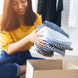 Der Schonfrist-Kiste kommt eine ganz besondere Rolle beim Entrümpeln zu. Denn Sie werden immer wieder Dinge in die Hand bekommen, bei denen Sie sich einfach nicht endgültig entscheiden können, ob Sie sie noch brauchen oder nicht. Diese Sachen bekommen eine Schonfrist und werden in der Kiste beispielsweise im Keller verstaut. Brauchen Sie später etwas daraus, holen Sie sich es einfach wieder. Alles, was Sie nicht vermisst haben, wird nach einem Jahr – ganz genau, Sie wissen, worauf es hinausläuft – aussortiert!