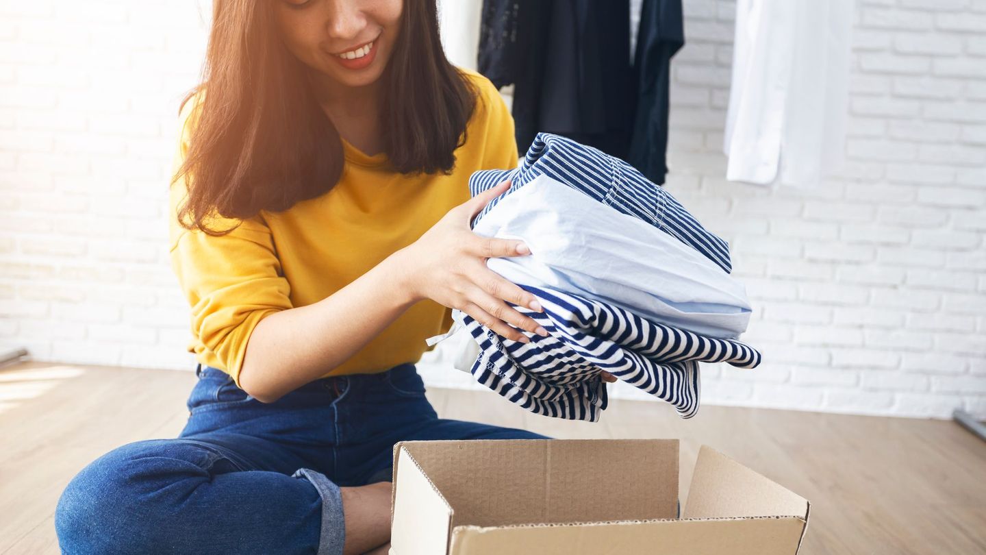 Der Schonfrist-Kiste kommt eine ganz besondere Rolle beim Entrümpeln zu. Denn Sie werden immer wieder Dinge in die Hand bekommen, bei denen Sie sich einfach nicht endgültig entscheiden können, ob Sie sie noch brauchen oder nicht. Diese Sachen bekommen eine Schonfrist und werden in der Kiste beispielsweise im Keller verstaut. Brauchen Sie später etwas daraus, holen Sie sich es einfach wieder. Alles, was Sie nicht vermisst haben, wird nach einem Jahr – ganz genau, Sie wissen, worauf es hinausläuft – aussortiert!