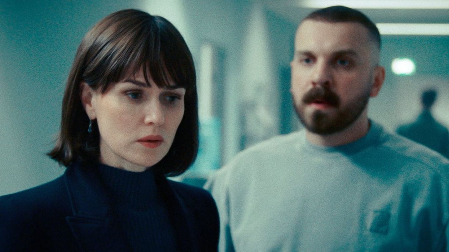 "Tatort: Fackel": Maryam Azadi (Melika Foroutan) und Hamza Kulina (Edin Hasanovic) ermitteln Jahre nach einem fatalen Hochhaus