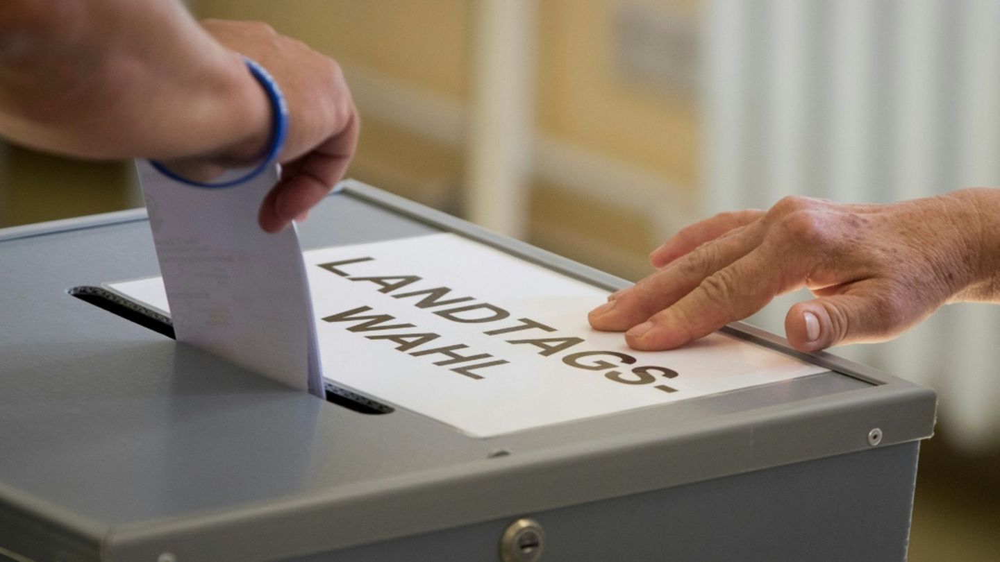 Wahlurne bei Landtagswahl in Brandenburg