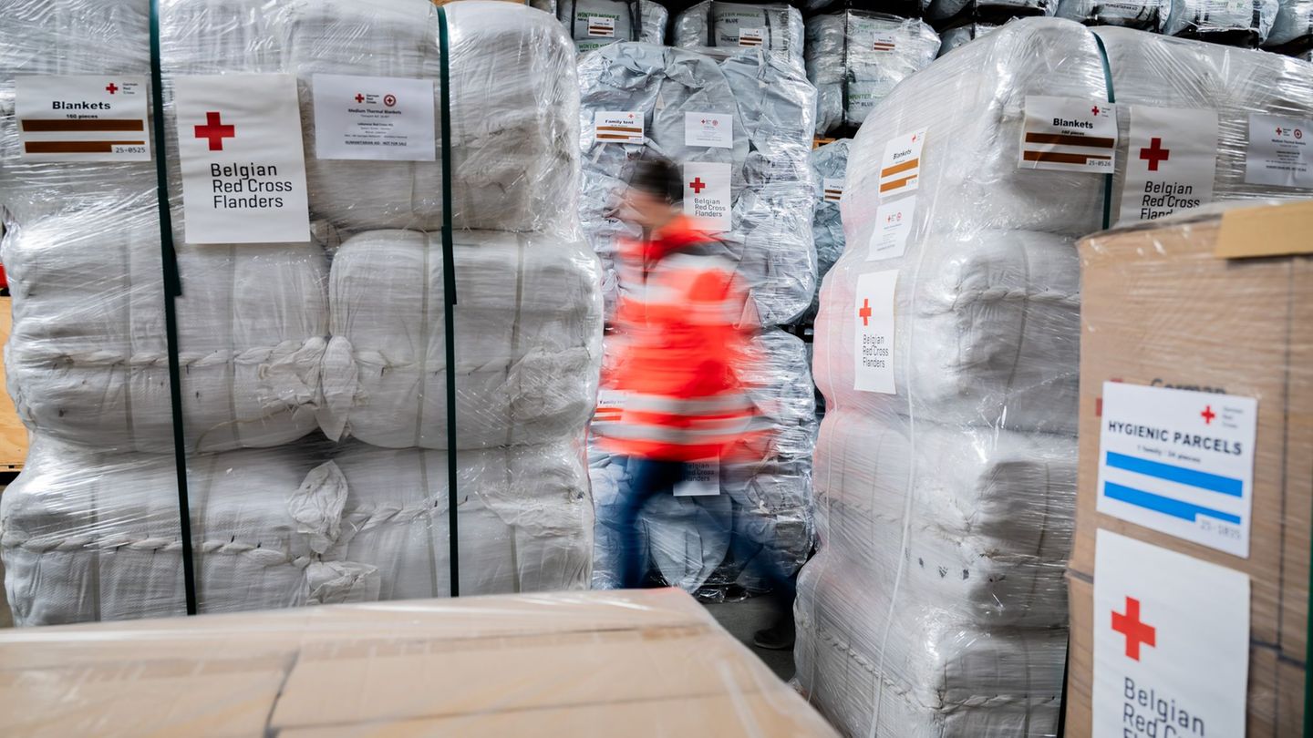 Hilfe für den Libanon: Am Flughafen Berlin wurden laut DRK fast 30 Tonnen Hilfsgüter verladen, darunter Zelte, Decken und Küchen