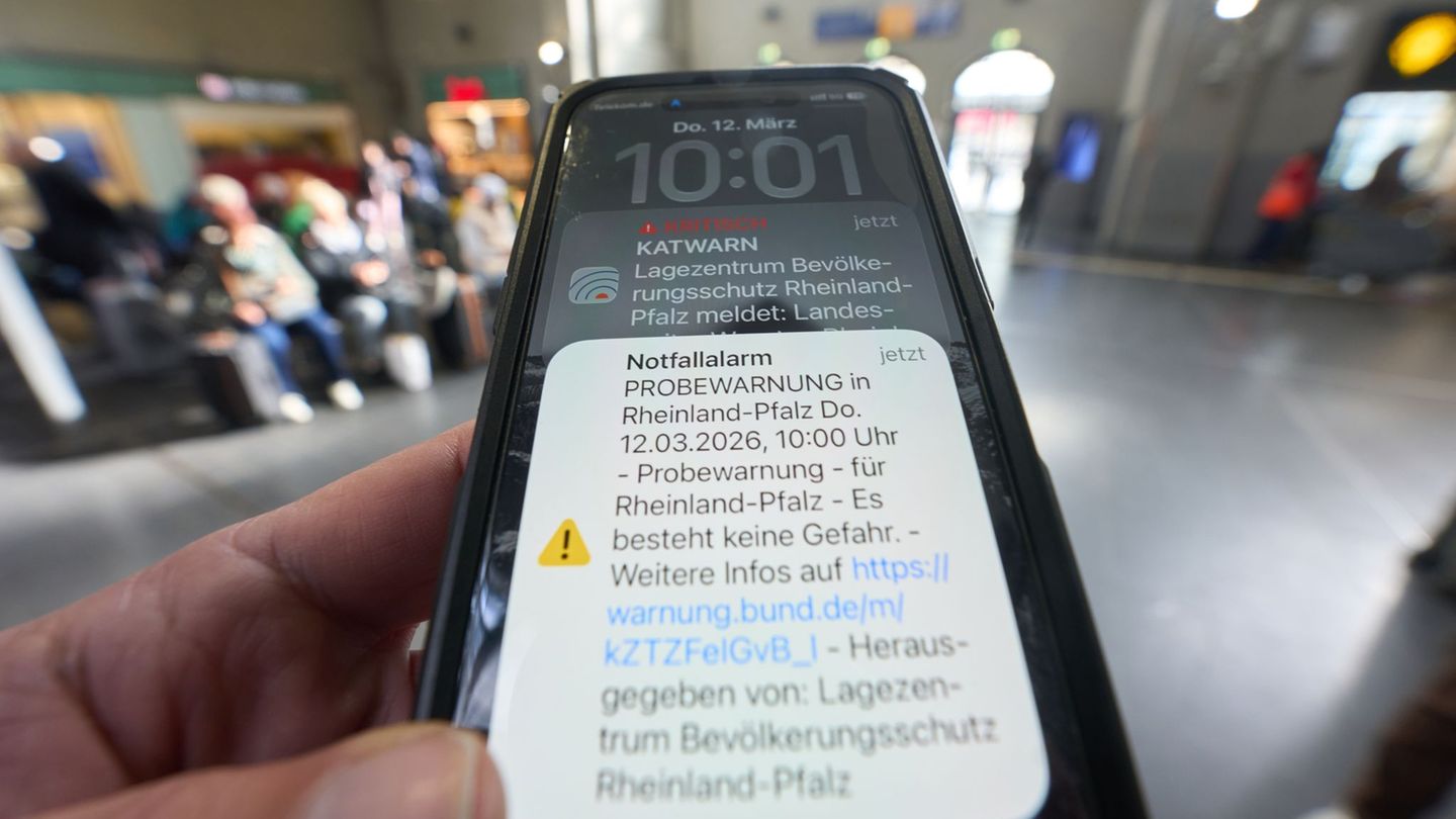 Auf Handys wurden zum landesweiten Warntag Warnungen angezeigt. (Archivbild) Foto: Thomas Frey/dpa