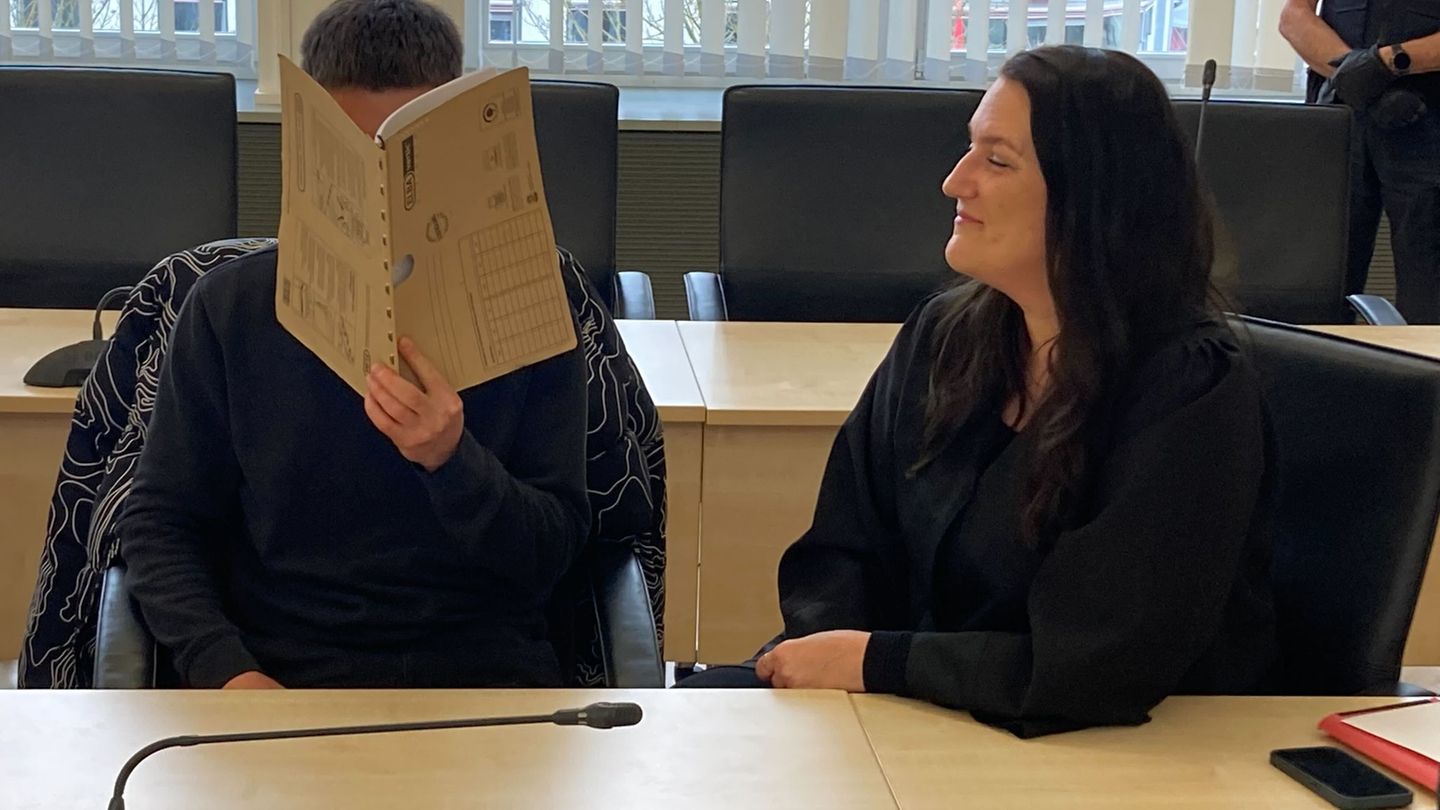 23-jähriger Angeklagter mit seiner Anwältin Katrin Hildebrandt. Foto: Helmut Reuter/dpa