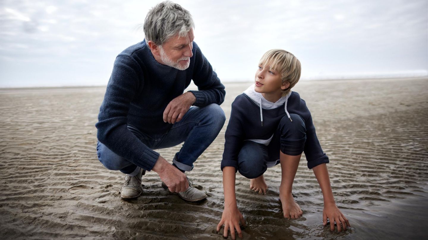 Familienleben: Vater und Sohn am Strand