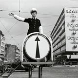 Ein Polizist regelt den Verkehr