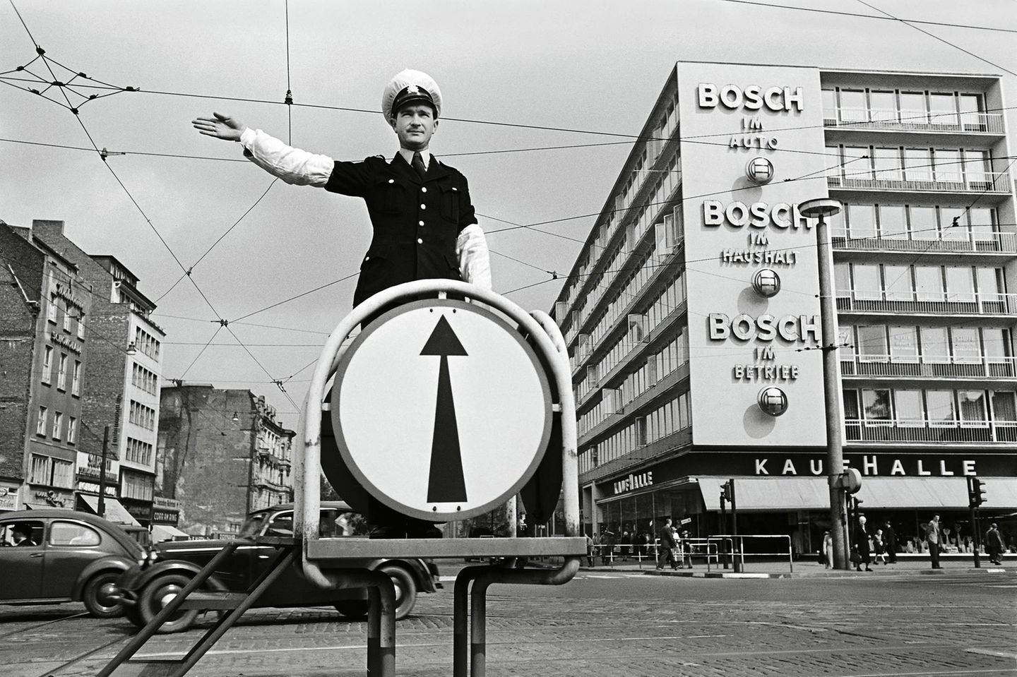 Ein Polizist regelt den Verkehr