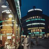 Leuchtreklame auf einer Strasse in Düsseldorf