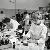 Frauen im Labor einer Schokoladenfabrik