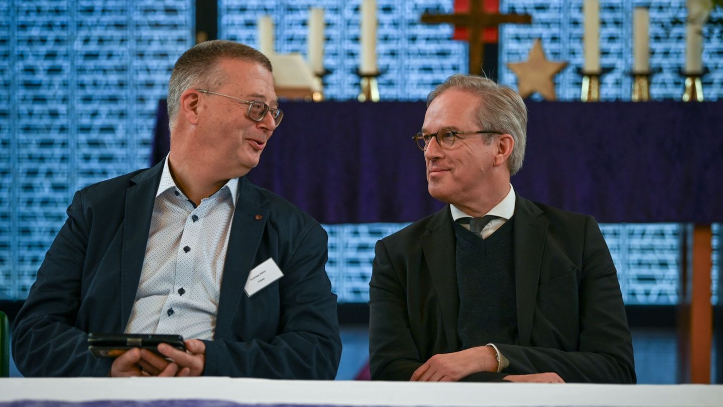 Andreas Köhn (links) hat sein Amt als Präses der Synode der Evangelischen Landeskirche Anhalts niedergelegt. (Archivbild) Foto: