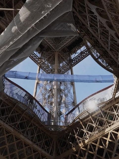 Eine Hängebrücke am Pariser Eiffelturm
