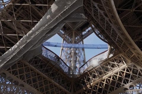 Eine Hängebrücke am Pariser Eiffelturm