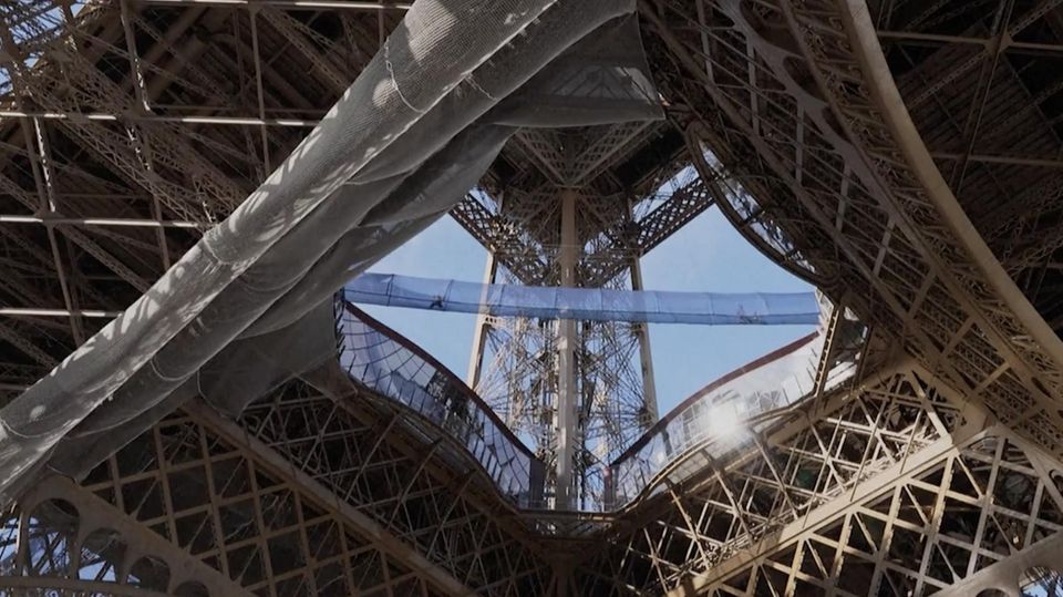 Eine Hängebrücke am Pariser Eiffelturm