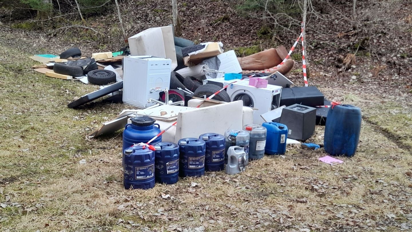Der riesige Müllberg wurde in einem Wald abgeladen Foto: -/Polizeipräsidium Ulm/dpa