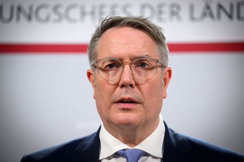 Ministerpräsident Alexander Schweitzer (SPD) fordert wirksame "Entlastungsmaßnahmen gegen den Spritpreis-Schock". (Archivbild) F