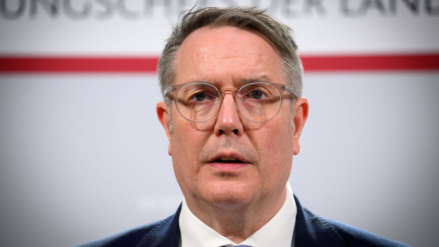 Ministerpräsident Alexander Schweitzer (SPD) fordert wirksame "Entlastungsmaßnahmen gegen den Spritpreis-Schock". (Archivbild) F