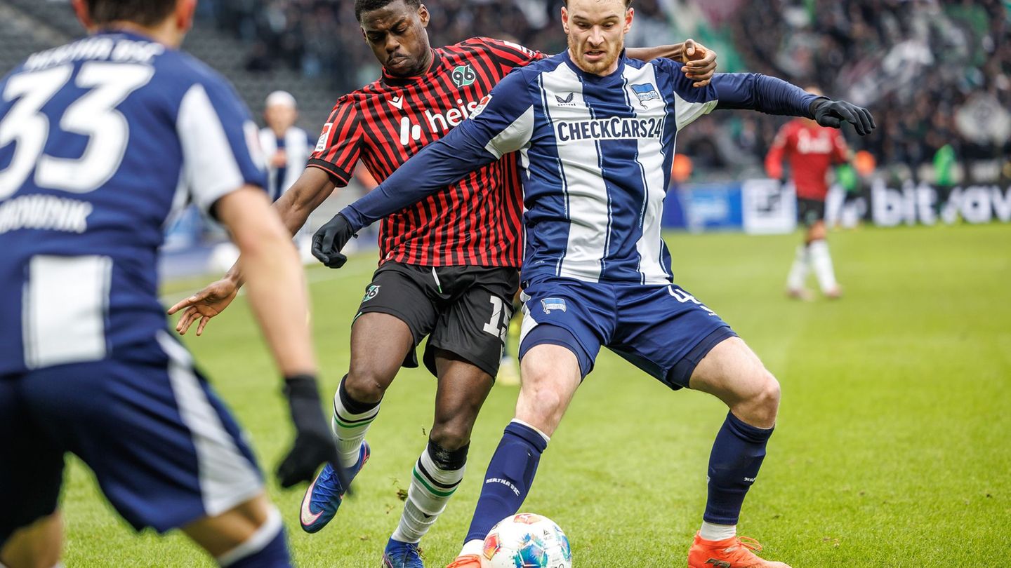 Bleibt in Berlin: Pascal Klemens (r). (Archivbild) Foto: Andreas Gora/dpa
