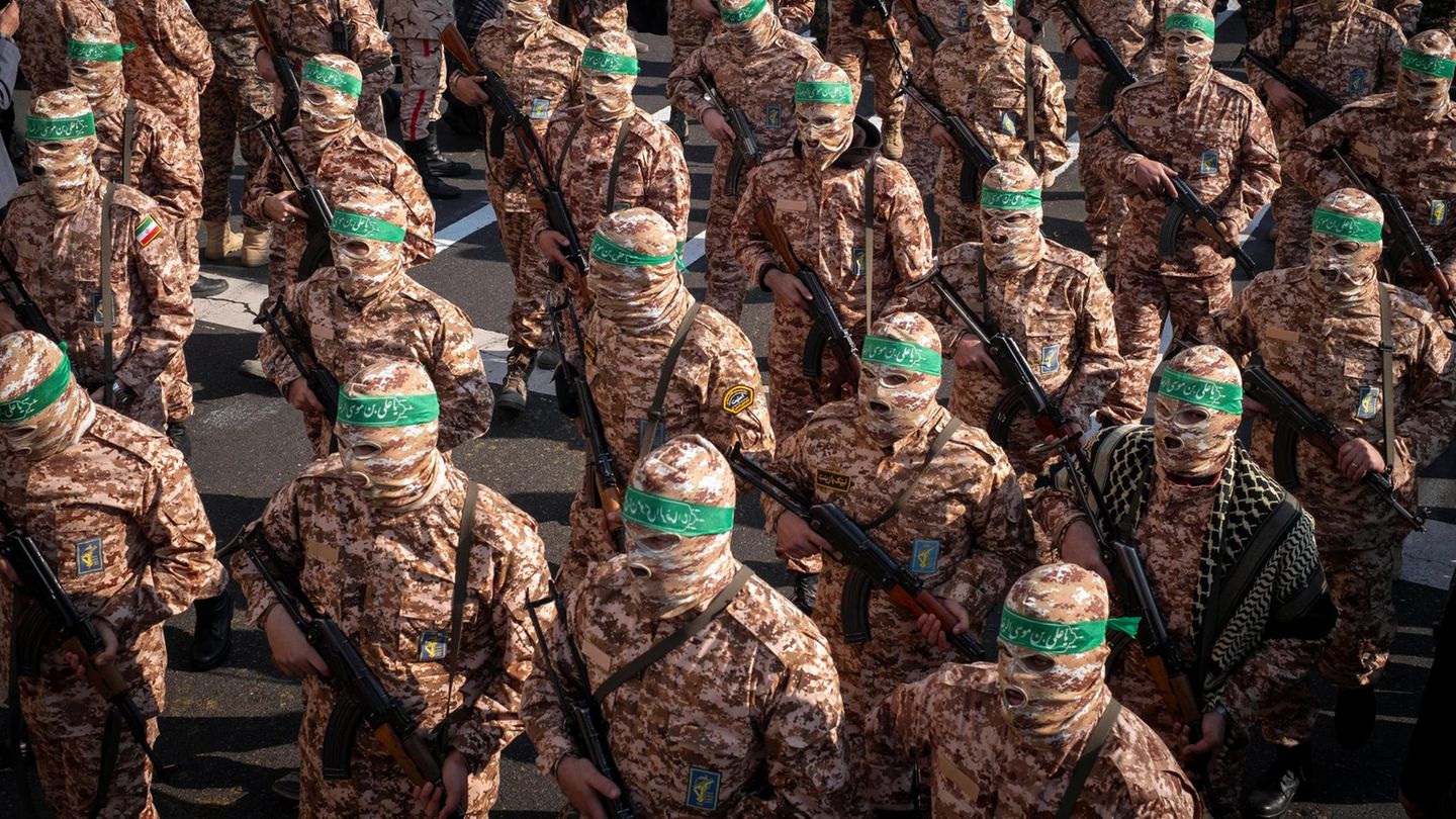 Eine Kundgebung der Islamischen Revolutionsgarde in Teheran vor Beginn des Krieges