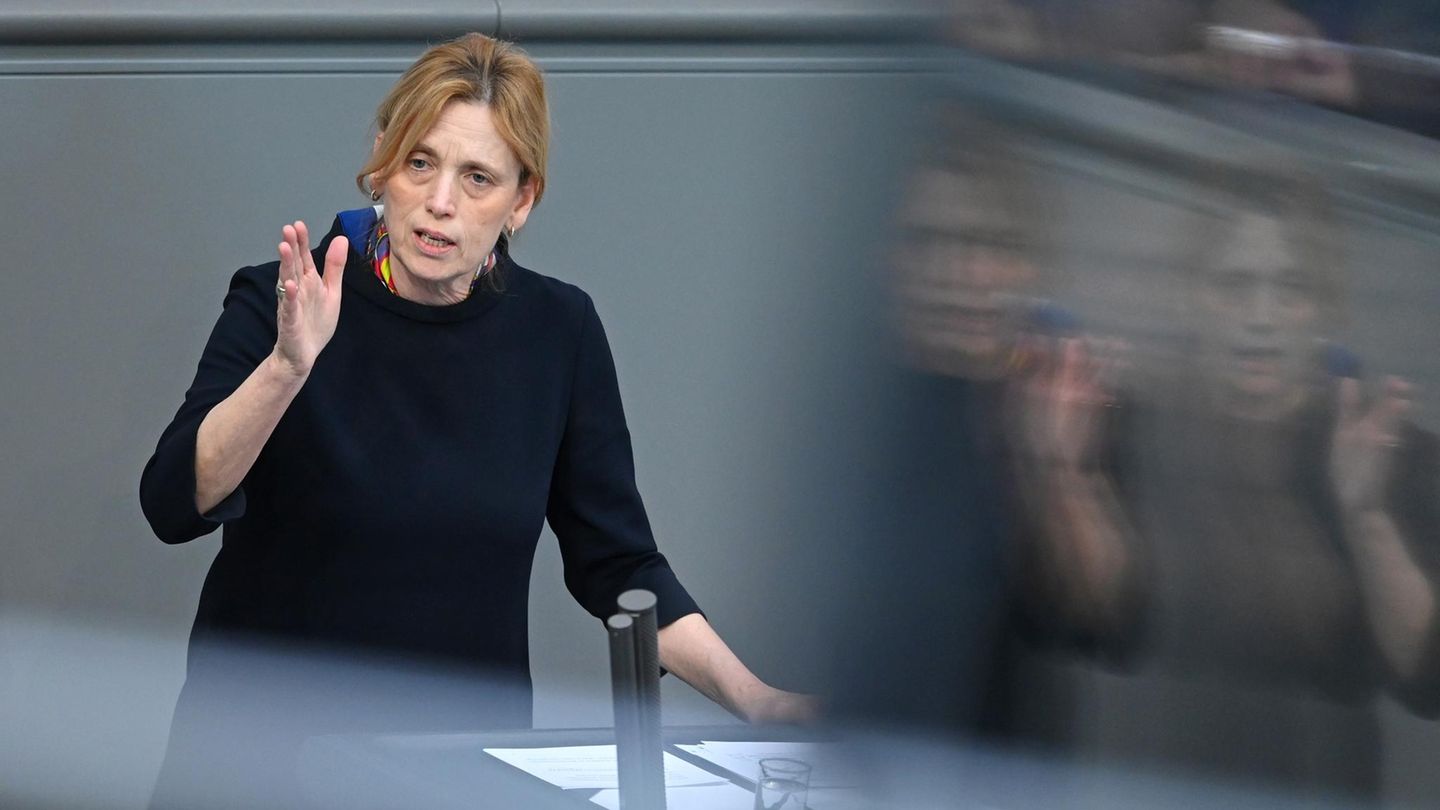 Karin Prien am Rednerpult im Bundestag