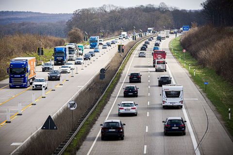 Auf den Autobahnen im Norden wird es ab dem Wochenende wieder voller. Foto: Moritz Frankenberg/dpa