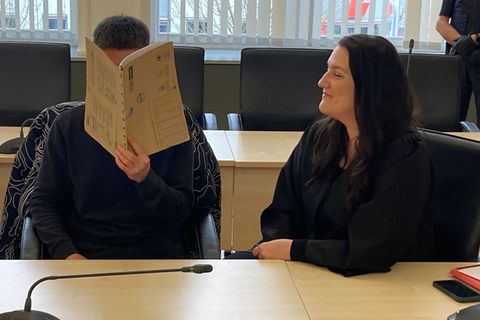 23-jähriger Angeklagter mit seiner Anwältin Katrin Hildebrandt. Foto: Helmut Reuter/dpa