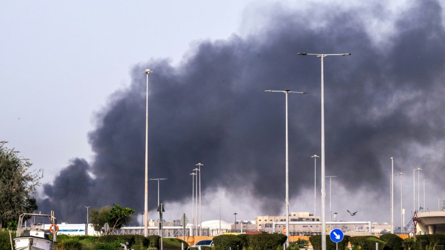 Nach einem Angriff in Abu Dhabi steigt Rauch auf
