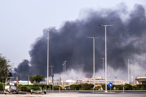 Nach einem Angriff in Abu Dhabi steigt Rauch auf