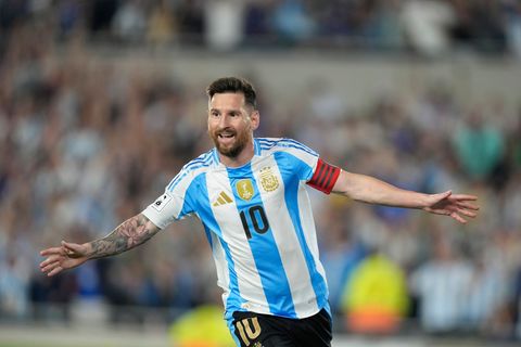 Messi spielt in einem Musikvideo der argentinischen Sängerin Tini Stoessel mit. (Archivbild) Foto: Natacha Pisarenko/AP/dpa
