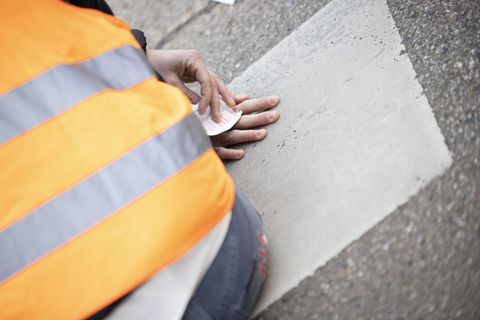 Prozessbeginn gegen den 21-Jährigen: Er soll sich auf der Flugbahn festgeklebt haben (Archiv). Foto: Tobias Steinmaurer/APA/dpa