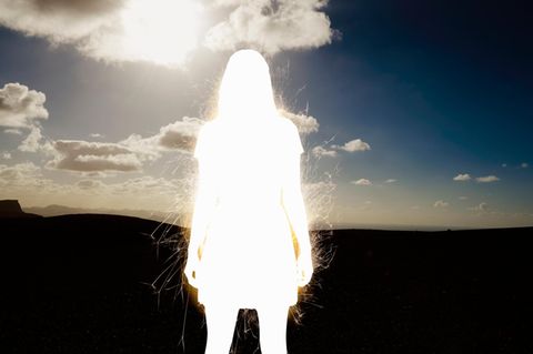 Eine leuchtende Frau