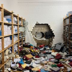 Durch dieses Loch drangen die Täter in den Tresorraum der Sparkasse ein (Archivfoto) Foto: -/Polizei Gelsenkirchen/dpa