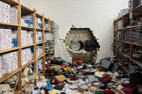 Durch dieses Loch drangen die Täter in den Tresorraum der Sparkasse ein (Archivfoto) Foto: -/Polizei Gelsenkirchen/dpa