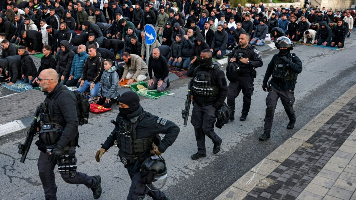 Betende Muslime und Polizisten in Jerusalem