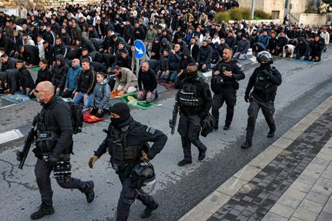 Betende Muslime und Polizisten in Jerusalem