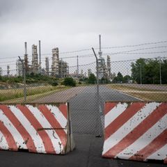 Tore zum Chemiepark Leuna – der Geschäftsführer Christoph Günther zieht düstere Prognosen aufgrund der gestiegenen Gaspreise