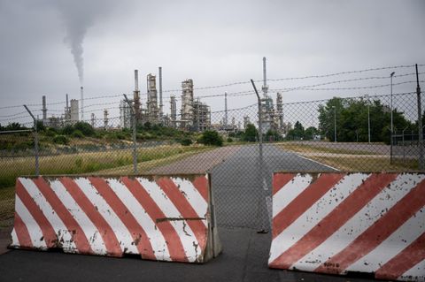 Tore zum Chemiepark Leuna – der Geschäftsführer Christoph Günther zieht düstere Prognosen aufgrund der gestiegenen Gaspreise