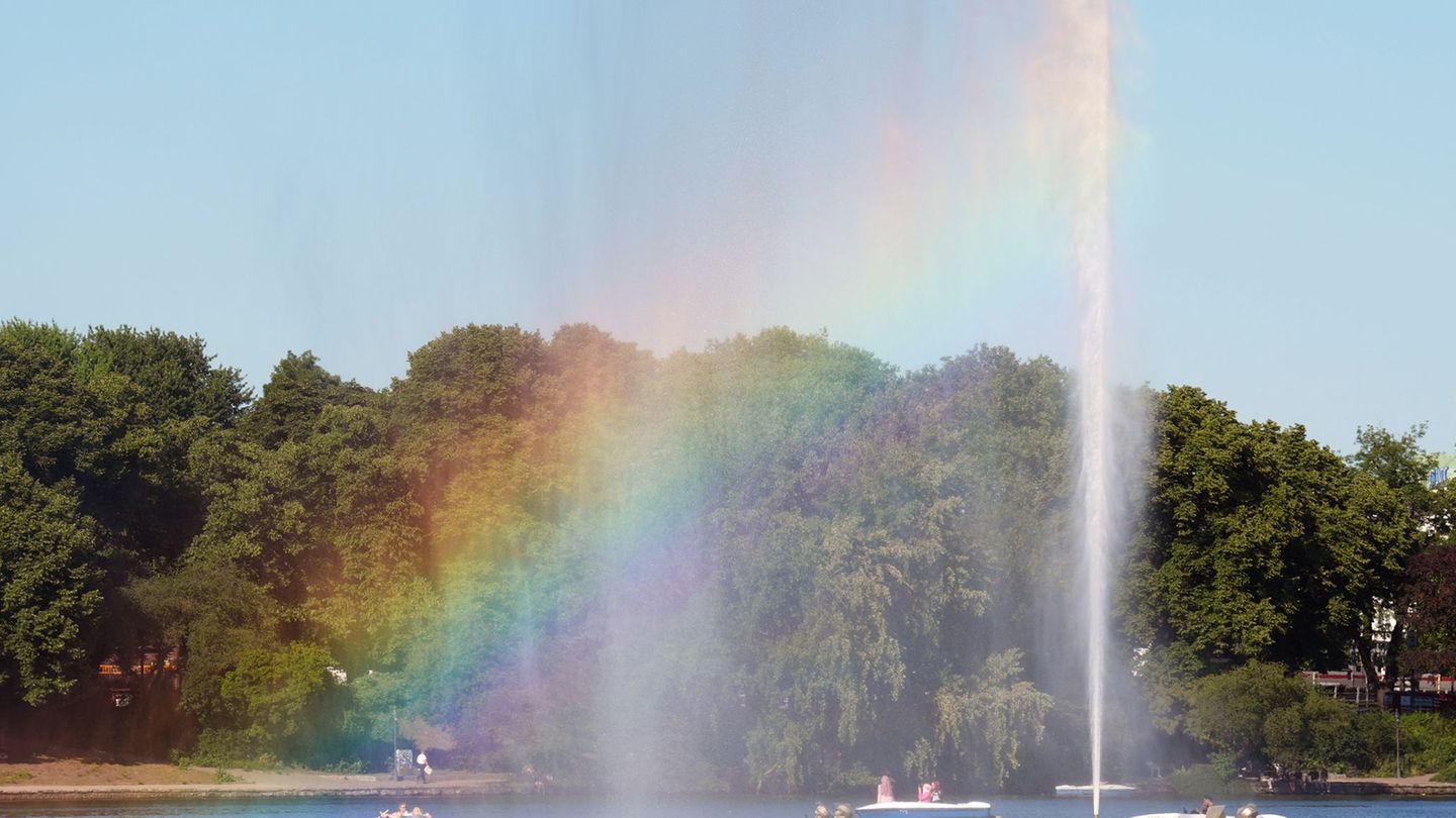 Die Alsterfontäne feiert Geburtstag (Archiv) Foto: Marcus Brandt/dpa
