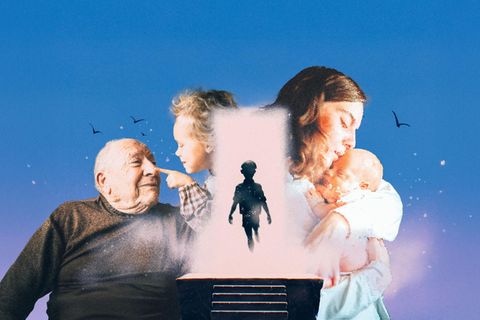 Mutter mit ihrem Kind im Arm und Großvater mit Enkel (Collage zum Thema Erziehung)