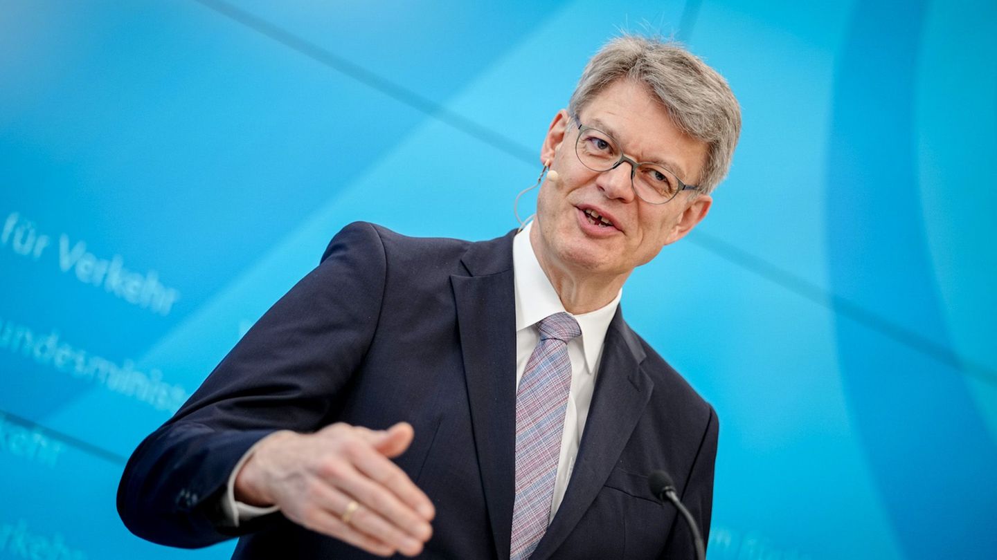 Minister Schnieder: Fast zwei Dutzend Maßnahmen für einen pünktlicheren Bahnverkehr. Foto: Kay Nietfeld/dpa