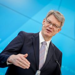 Minister Schnieder: Fast zwei Dutzend Maßnahmen für einen pünktlicheren Bahnverkehr. Foto: Kay Nietfeld/dpa