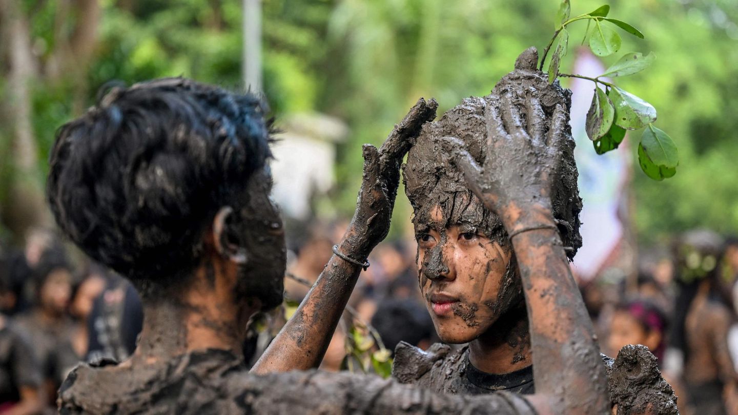 Menschen nehmen an einem Matschbad teil