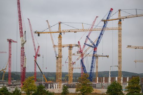Warum der Kran umgestürzt ist, ist noch unklar. (Symbolbild) Foto: Robert Michael/dpa