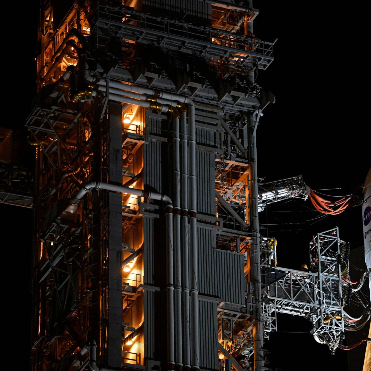 Die Rakete Artemis II wird aus dem Hangar zu ihrem Startplatz gefahren