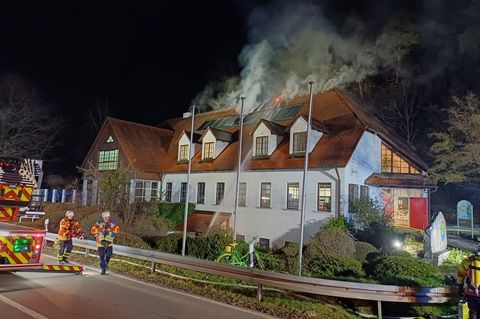 Bei dem Brand entstand ein Schaden von geschätzt 300.000 Euro. Foto: -/FFW Starzach /dpa