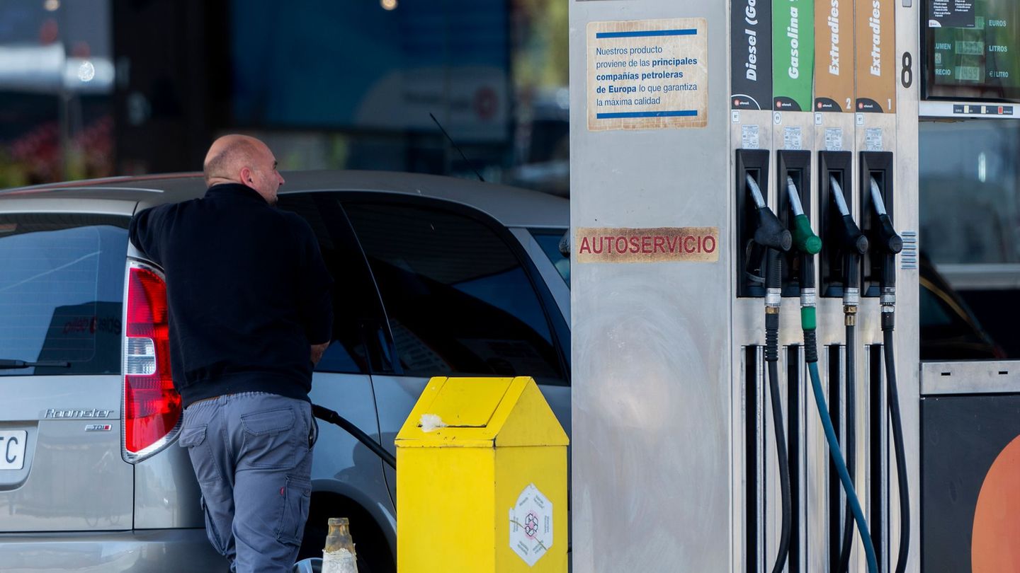 Spaniens Regierung will den Anstieg der Benzin- und Dieselpreise an den Zapfsäulen durch eine Senkung der Mehrwertsteuer bremsen