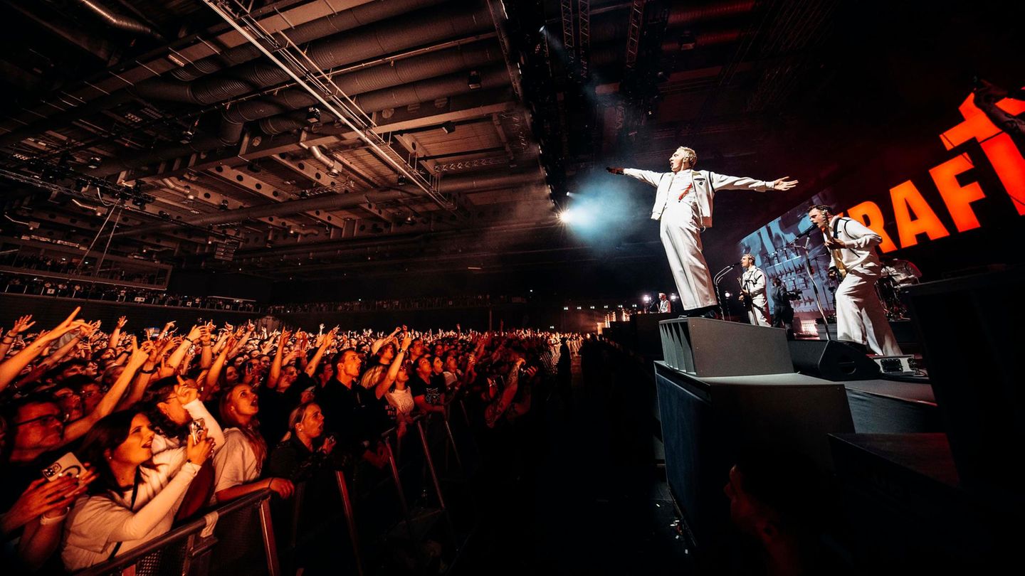 Kraftklub ist auf „Sterben in Karl-Marx-Stadt“-Tour, auf diesem Foto in der Messehalle Erfurt